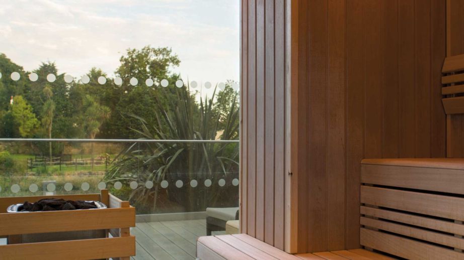 Dual-aspect volcanic stone sauna
